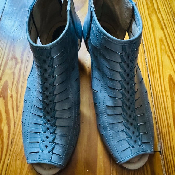 Earth Shoes - Women's Earth Blue Leather Ankle Boots size 9D Wide